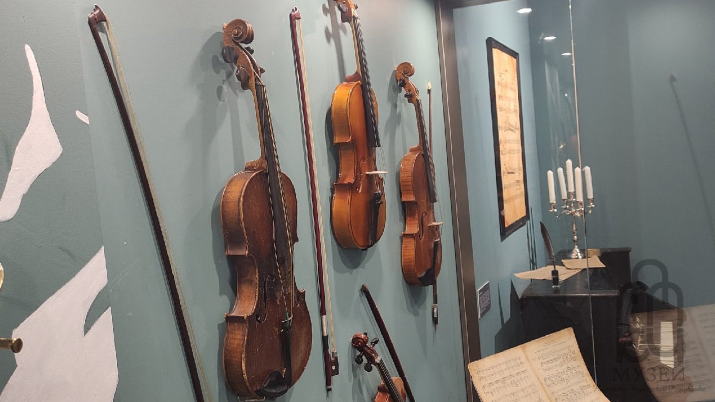 Скрипка со смычком